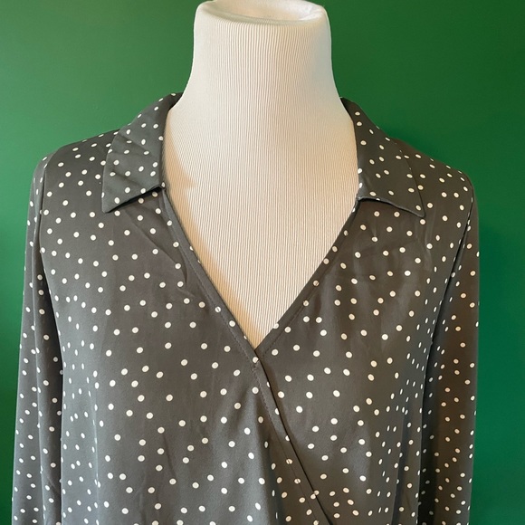 Cute grey polka dot where to work or lunch top. - Picture 3 of 4